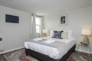 1 Schlafzimmer, Schreibtisch, Bügeleisen/Bügelbrett, Reisekinderbett