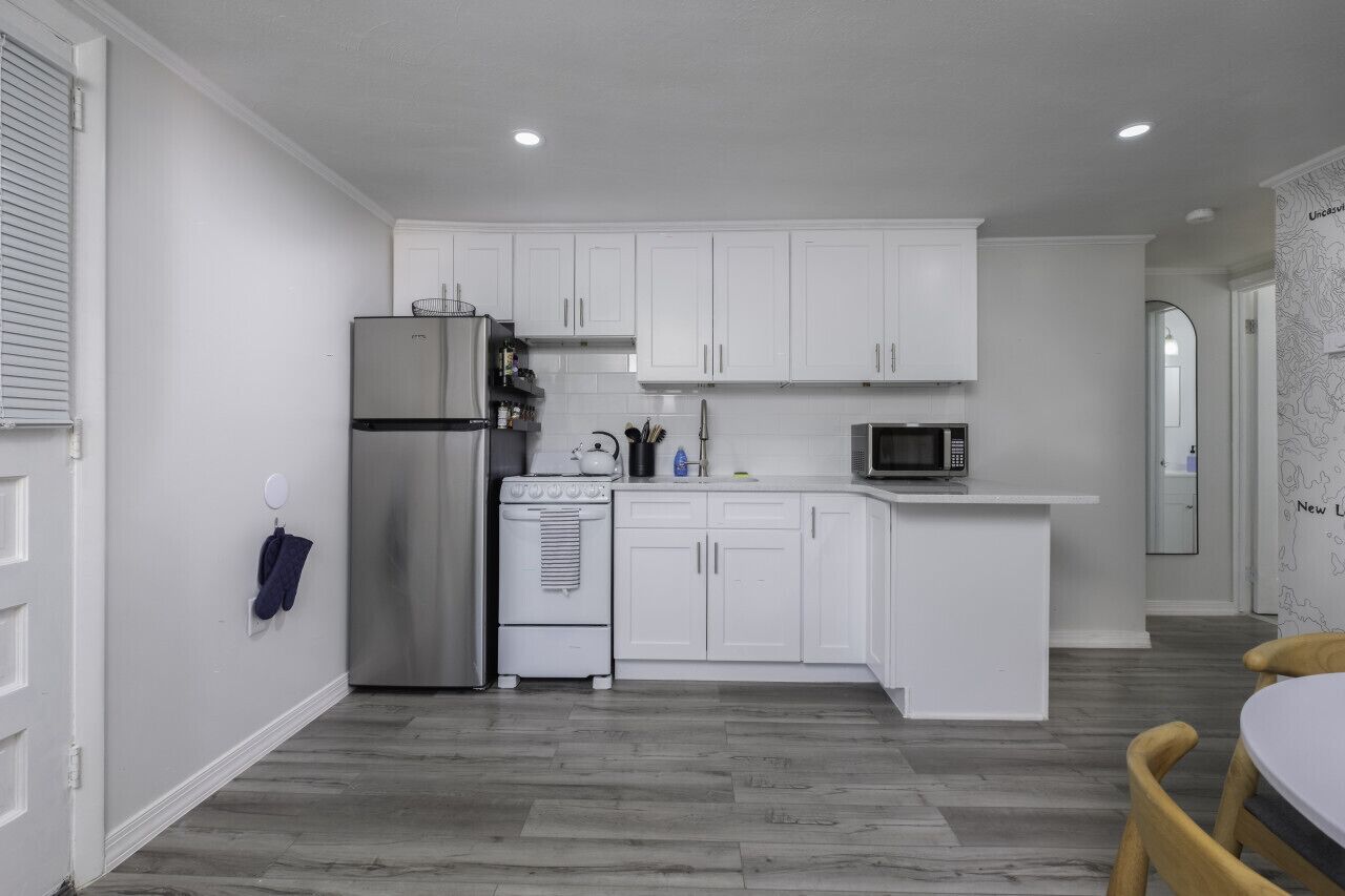 冷蔵庫、電子レンジ、オーブン、コンロ