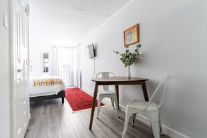 1 habitación, escritorio, tabla de planchar con plancha y cuna de viaje 
