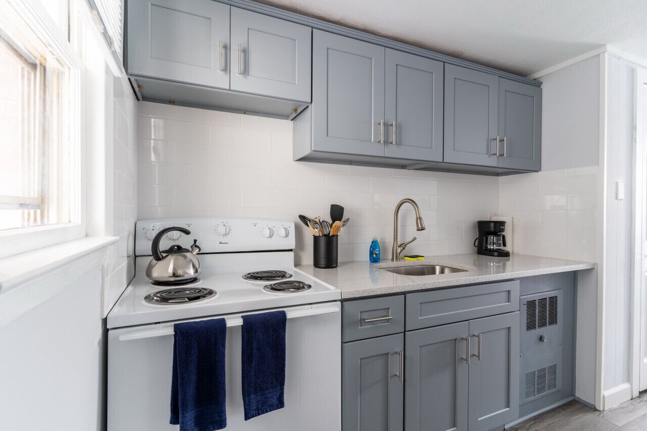 冷蔵庫、電子レンジ、オーブン、コンロ