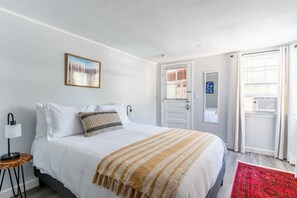 1 habitación, escritorio, tabla de planchar con plancha y cuna de viaje 