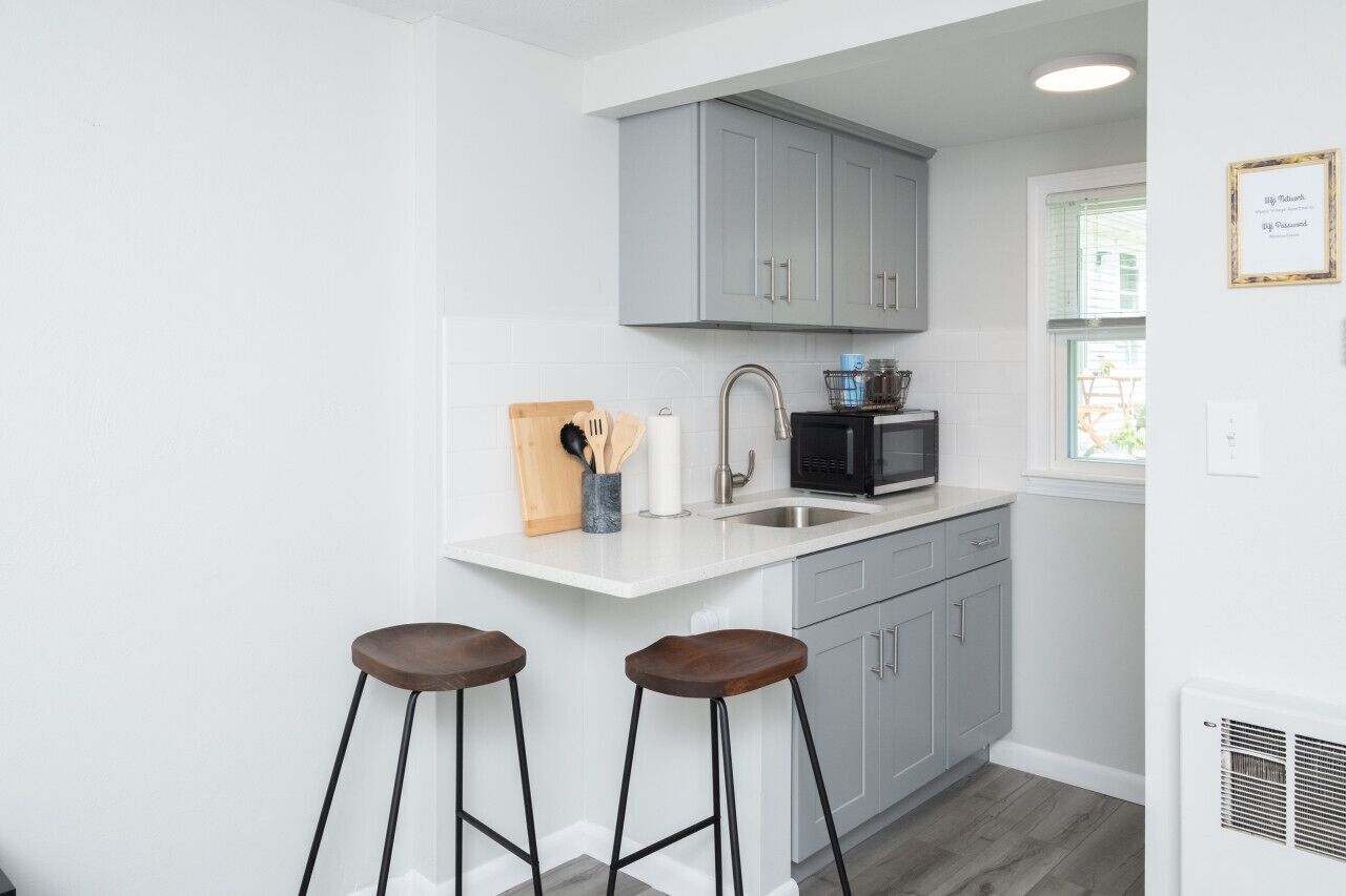 冷蔵庫、電子レンジ、オーブン、コンロ