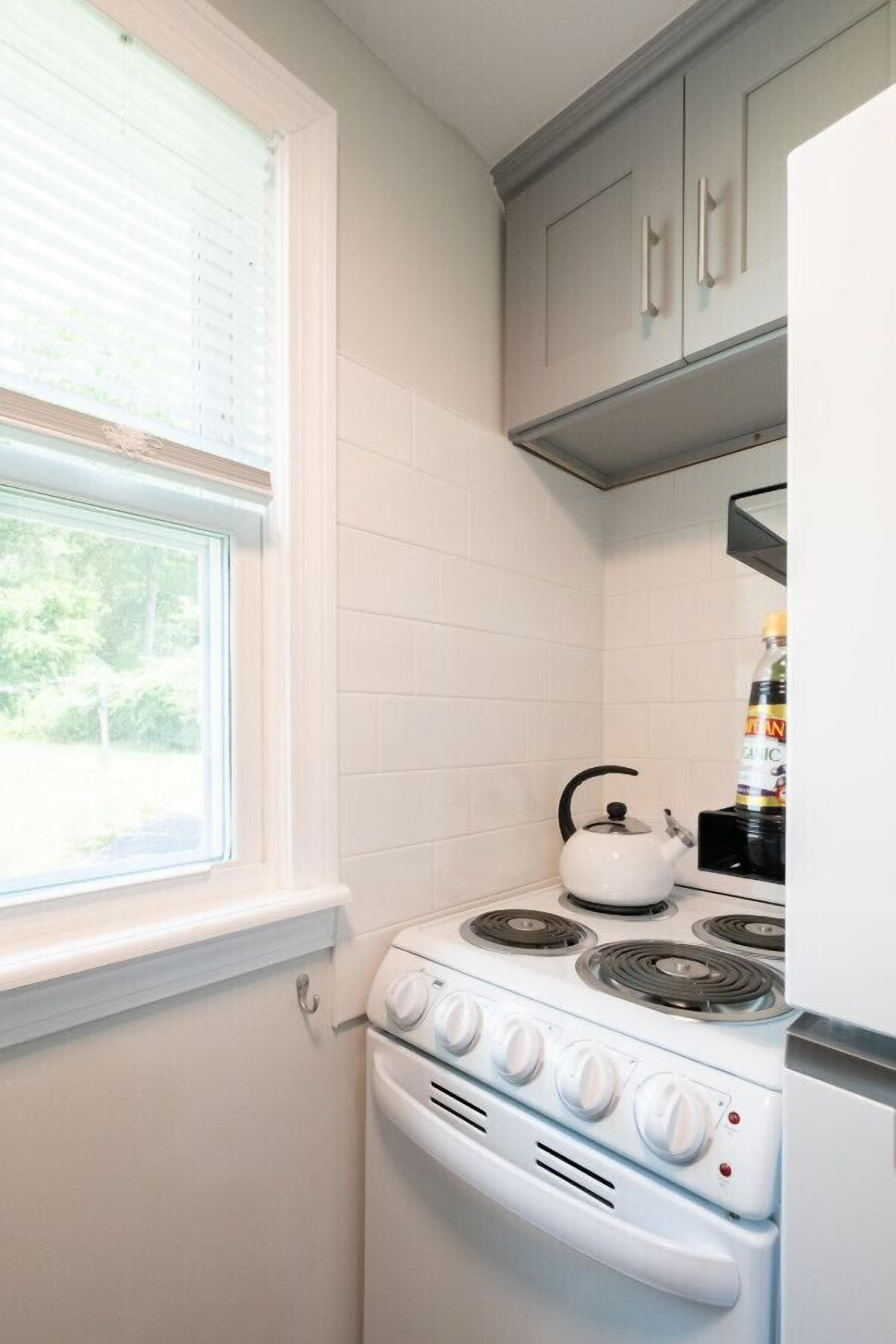 冷蔵庫、電子レンジ、オーブン、コンロ