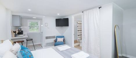 1 habitación, escritorio, tabla de planchar con plancha y cuna de viaje