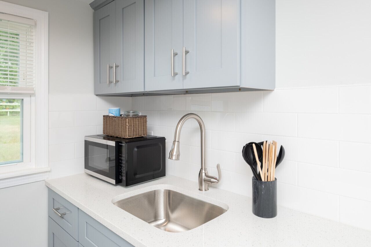 冷蔵庫、電子レンジ、オーブン、コンロ