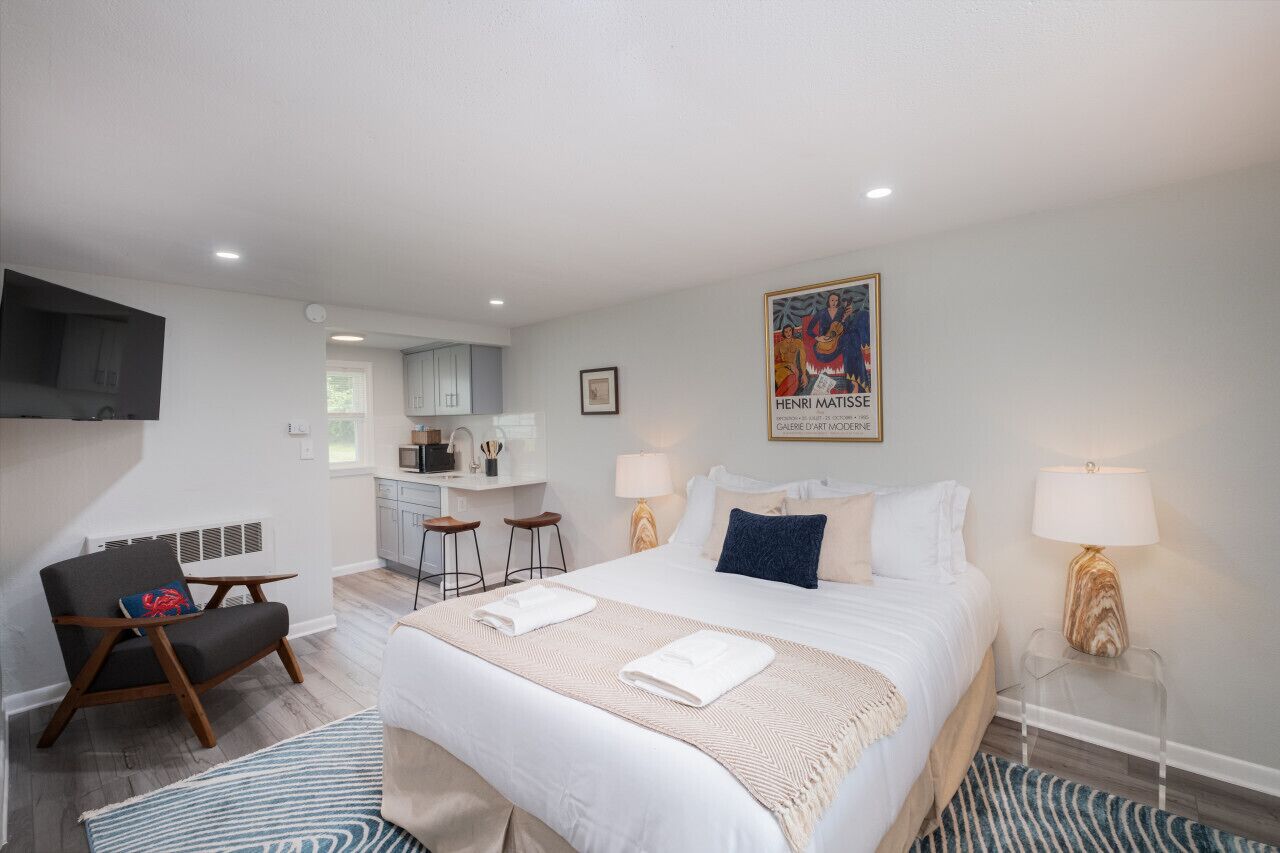 1 habitación, escritorio, tabla de planchar con plancha y cuna de viaje 