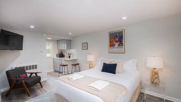 1 slaapkamer, een bureau, een strijkplank/strijkijzer, reisbedje