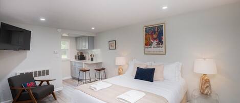 1 chambre, bureau, fer et planche à repasser, lit parapluie