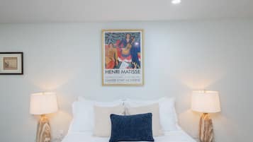 1 habitación, escritorio, tabla de planchar con plancha y cuna de viaje