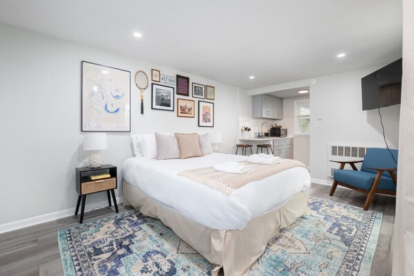 1 chambre, bureau, fer et planche à repasser, lit parapluie