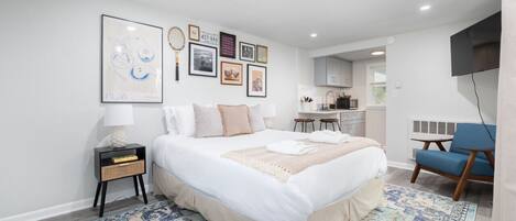 1 Schlafzimmer, Schreibtisch, Bügeleisen/Bügelbrett, Reisekinderbett