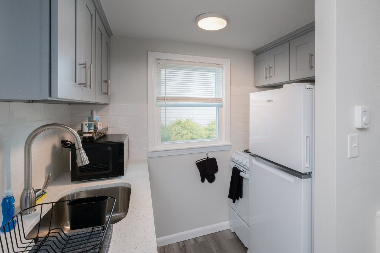 Jääkaappi, mikroaaltouuni, uuni, liesi