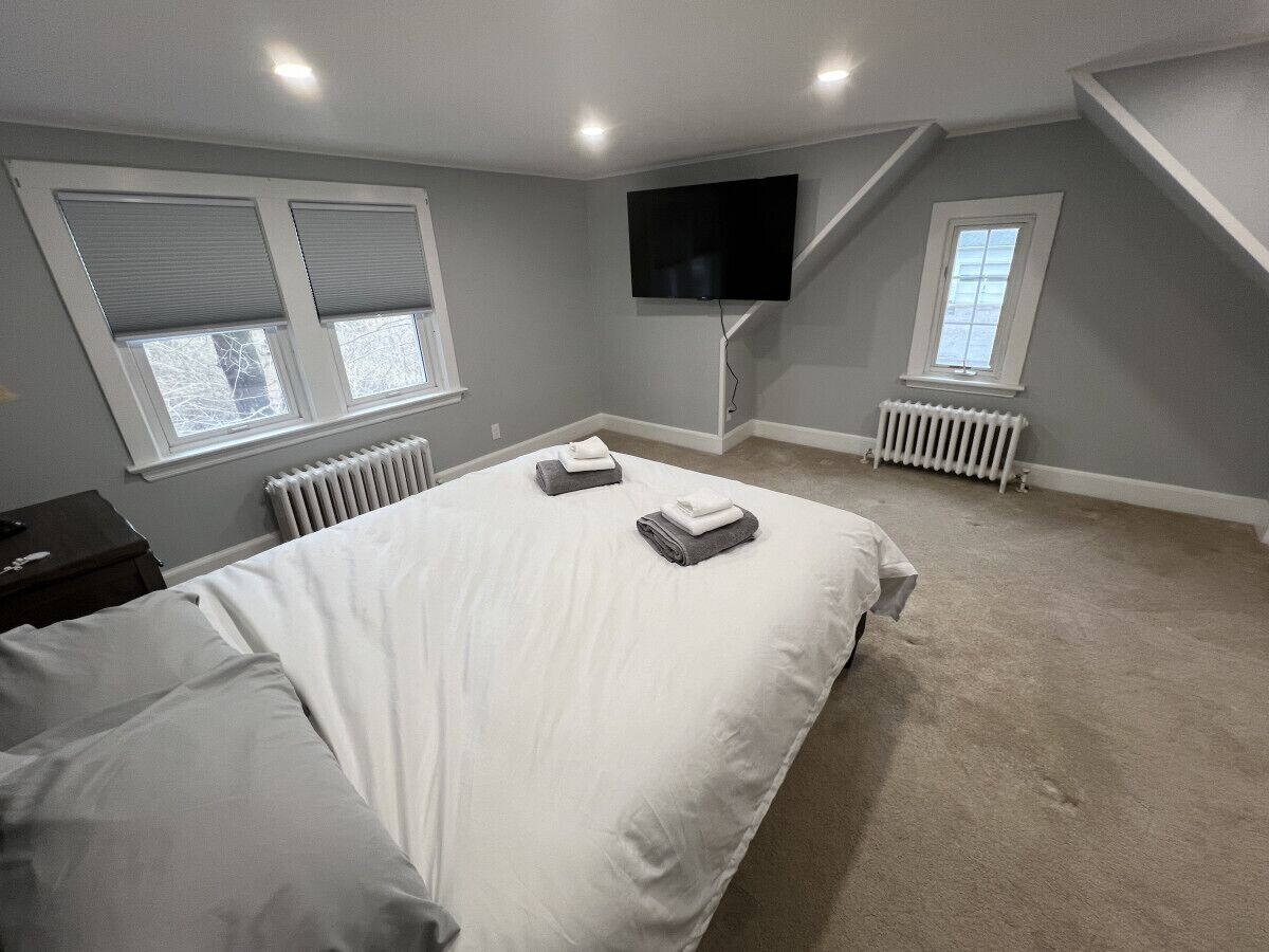 5 slaapkamers, een bureau, een strijkplank/strijkijzer, reisbedje