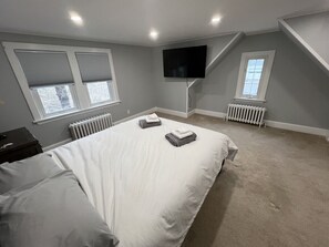 5 室のベッドルーム、デスク、アイロン / アイロン台、旅行用ベビーベッド