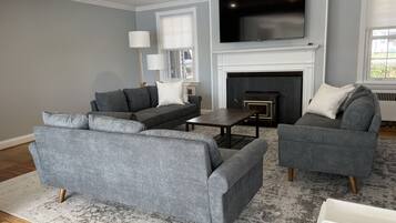 Een smart-tv, een open haard, tafelvoetbal en boeken