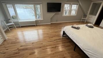 5 chambres, bureau, fer et planche Ă  repasser, lit parapluie