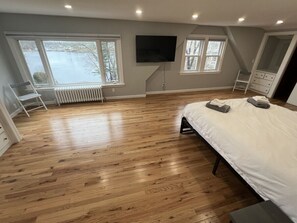 5 bedrooms, desk, iron/ironing board, travel cot