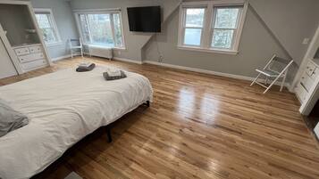 5 Schlafzimmer, Schreibtisch, Bügeleisen/Bügelbrett, Reisekinderbett