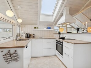 Kjøleskap, mikrobølgeovn, ovn og oppvaskmaskin