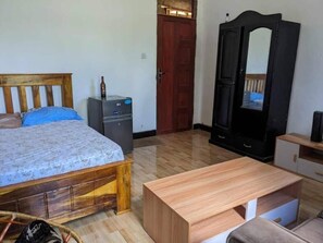 3 chambres, fer et planche à repasser, Wi-Fi, draps fournis