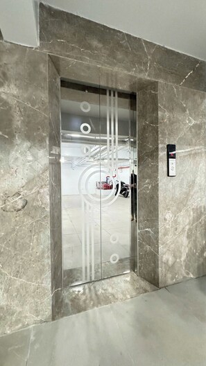 Lift - Confetti Apartment (Hanoi)