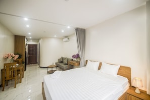 เบสิกอพาร์ทเมนท์ | 1 ห้องนอน, โต๊ะทำงาน, ผ้าม่านกันแสง, ห้องเก็บเสียง