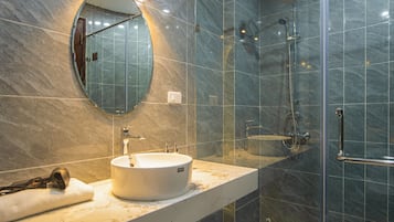 Basic-lejlighed | Badeværelse | Gratis toiletartikler, hårtørrer, hjemmesko, håndklæder