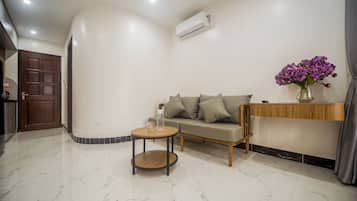 Basic-lejlighed | Opholdsområde | Fladskærms-tv