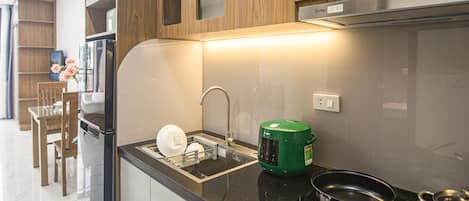 Departamento básico | Cocina privada | Refrigerador, microondas, tetera eléctrica y tostadora