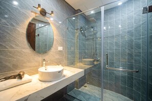 Căn hộ cơ bản | Phòng tắm | Đồ dùng nhà tắm miễn phí, máy sấy tóc, dép đi trong nhà