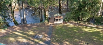 Charming River Front 3 Bed/3 Ba Home, Pet Friendly, Hot Tub, Ping Pong, Foosball