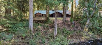 Charming River Front 3 Bed/3 Ba Home, Pet Friendly, Hot Tub, Ping Pong, Foosball