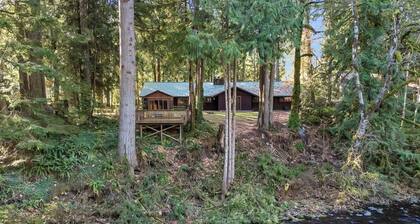 Charming River Front 3 Bed/3 Ba Home, Pet Friendly, Hot Tub, Ping Pong, Foosball