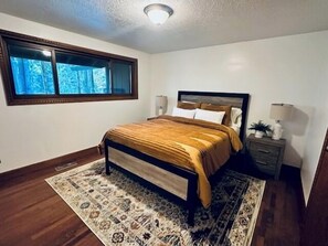 3 bedrooms, in-room safe, desk, travel cot - Charming River Front 3 Bed/3 Ba Home, Pet Friendly, Hot Tub, Ping Pong, Foosball (Brightwood)