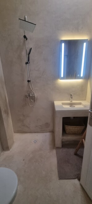 Ducha, secador de pelo, toallas y jabón