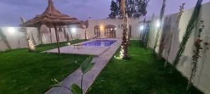 حمّام سباحة خارجي