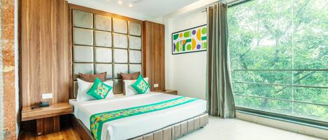 Deluxe kamer, 1 twee- of 2 eenpersoonsbedden | 1 slaapkamer, een bureau, verduisterende gordijnen