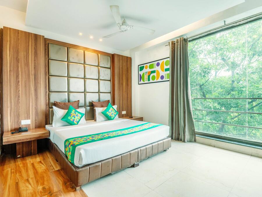 Deluxe Double or Twin Room | Desk, blackout drapes, iron/ironing board, bed sheets