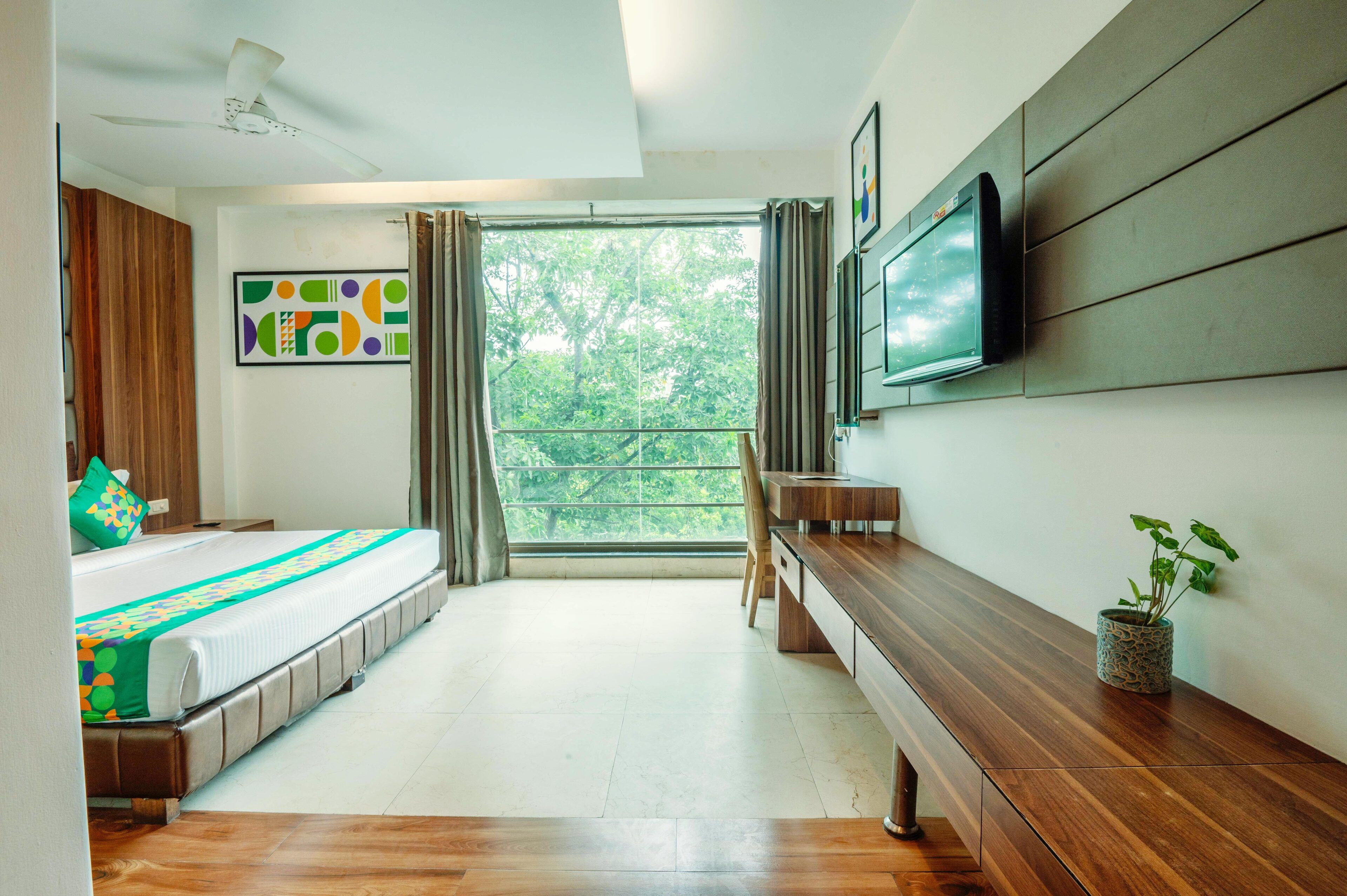 Escritorio, cortinas blackout y tabla de planchar con plancha 