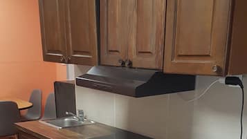 Fogão, cooktop, cadeirão de bebê, talheres/pratos/utensílios de cozinha