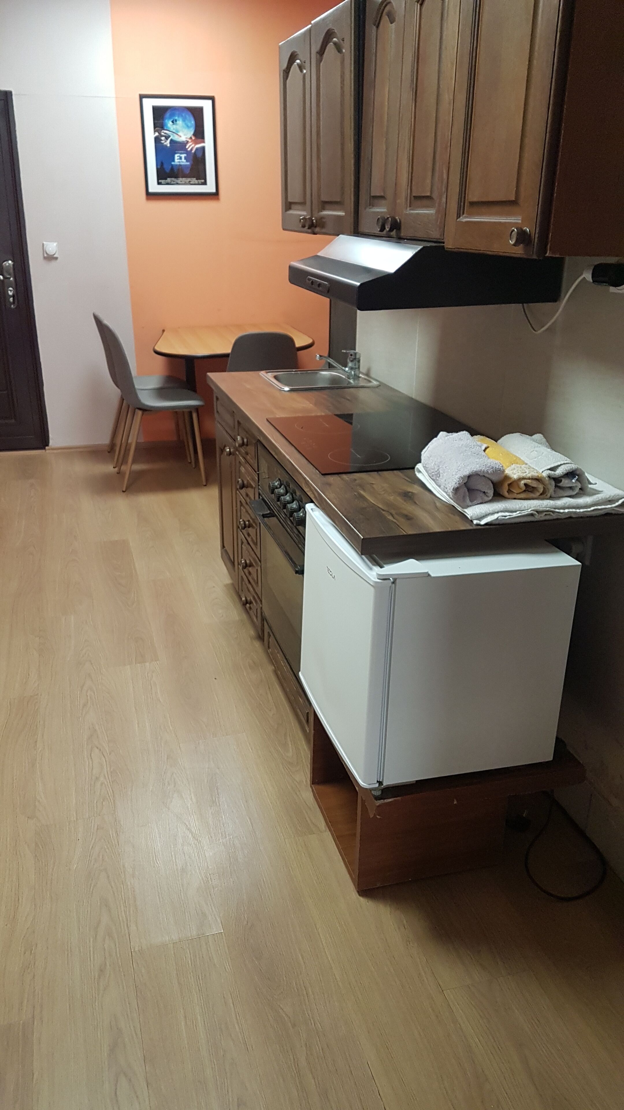 Ofen, Herdplatte, Hochstuhl, Kochgeschirr/Geschirr/Besteck