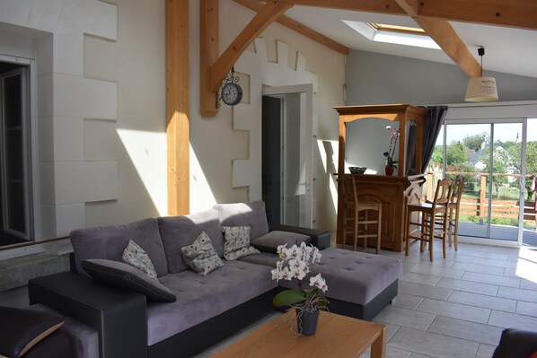 TV connectée, lecteur de DVD, livres