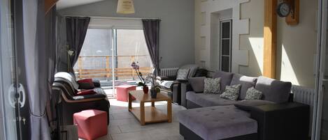 Smart-tv, dvd-spelare och böcker