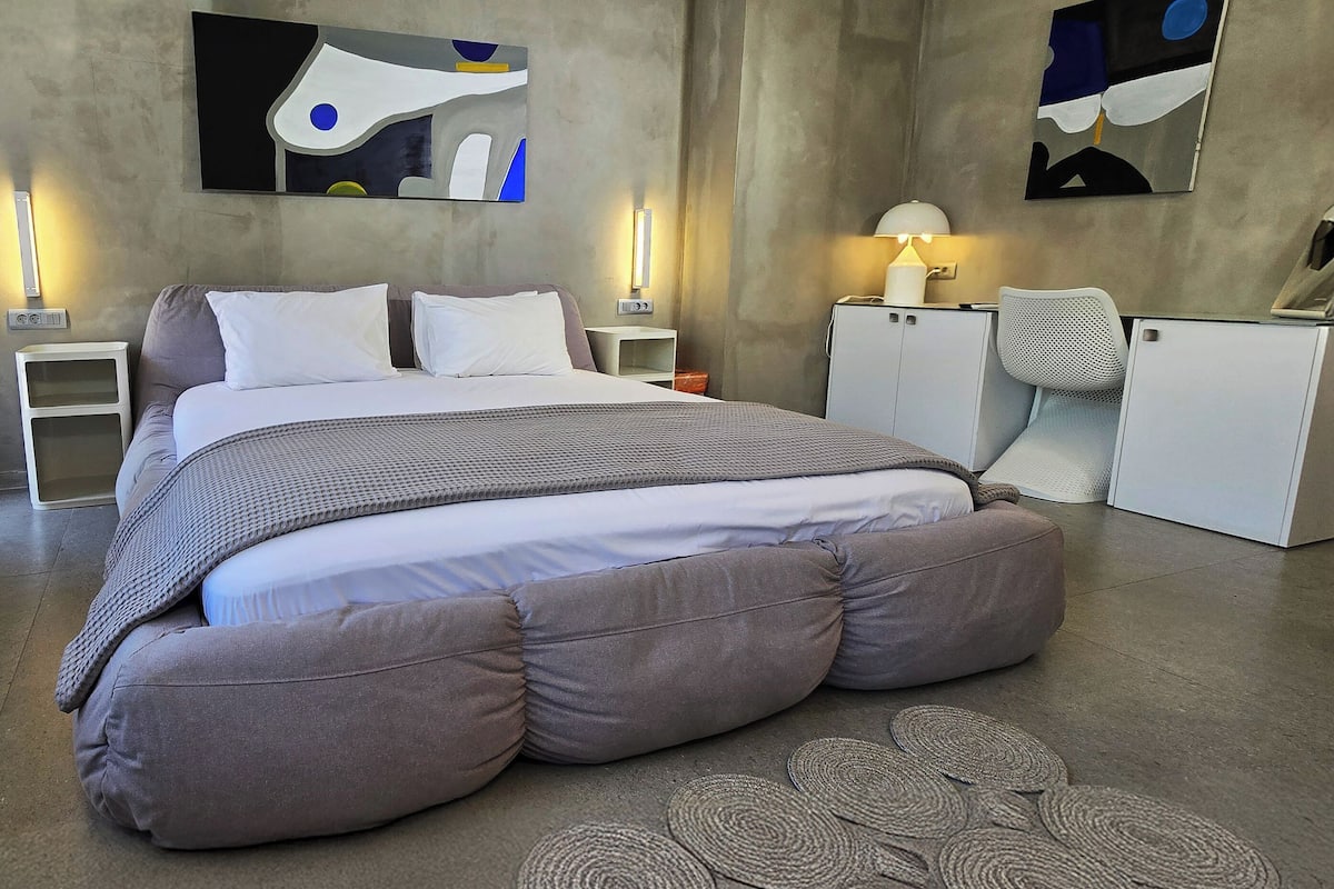 Deluxe Suite, Courtyard View | 1 bedroom, hypo-allergenic bedding, down comforters, pillowtop beds