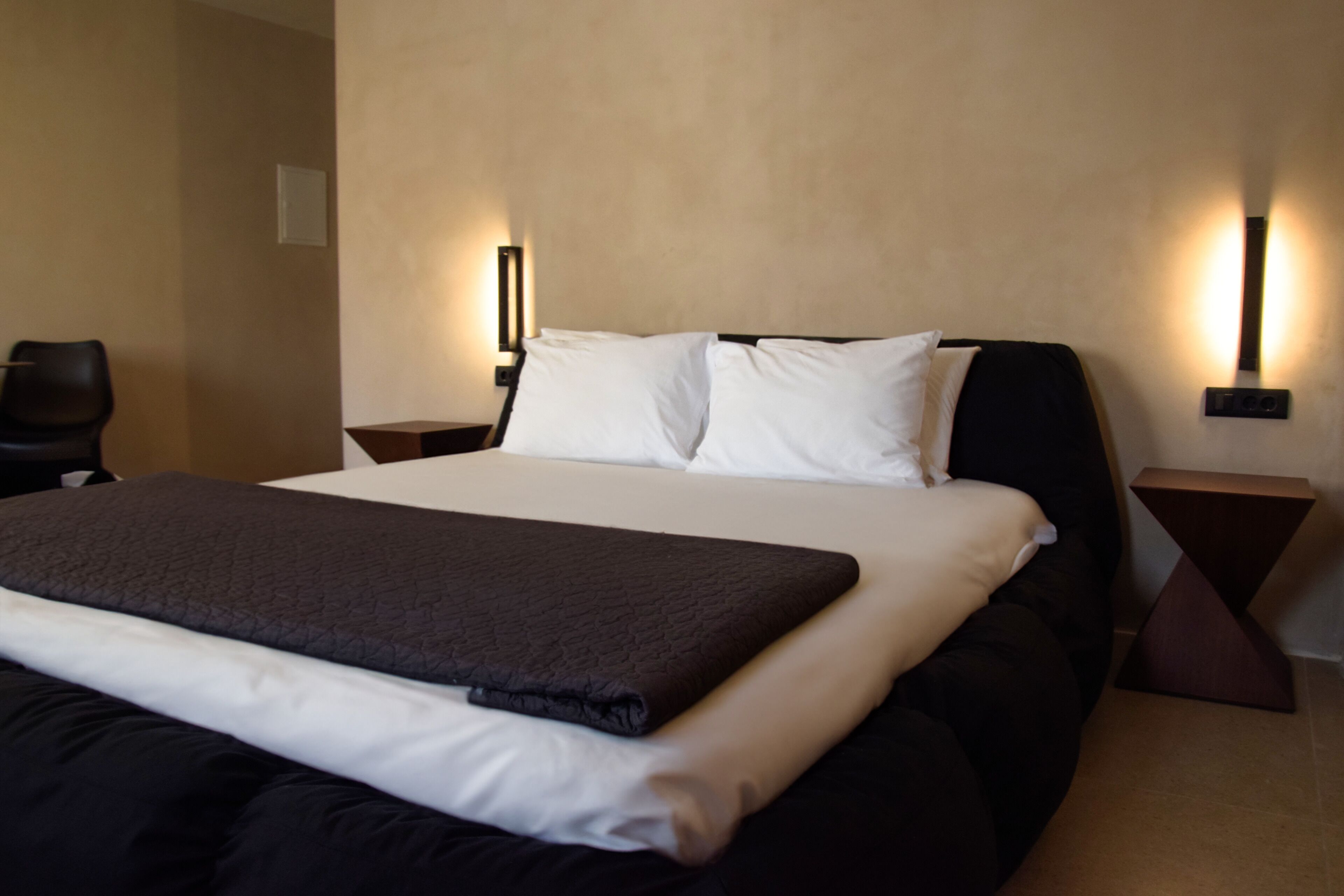 Suite Deluxe, vista al patio | 1 habitación, ropa de cama hipoalergénica y edredón 