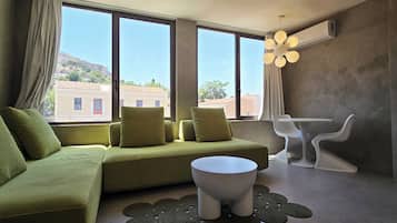 Suite Deluks (Acropolis View) | 1 kamar tidur, seprai antialergi, dan selimut bulu angsa
