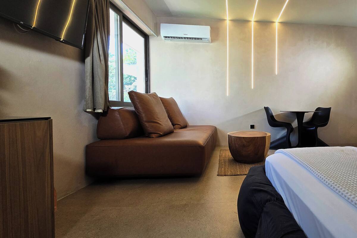 Suite – deluxe, bakgårdsutsikt | 1 soverom, allergitestet sengetøy, dundyner og senger med overmadrass