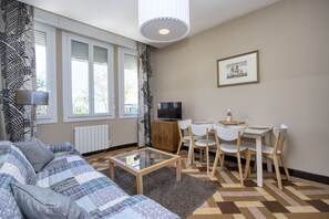 TV - Appartement Climatisé Avec Parking Dans Villa Avec Jardin. Type-3 50m2 (La Ciotat)