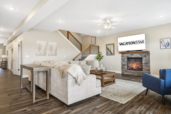 Smart TV, fireplace, video games - Epic Branson Escape | 10BR Home w/ Pool, Deck, Arcade & Free Show Tickets! (Hollister)