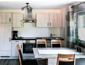 Frigorifero, microonde, forno, piano cottura